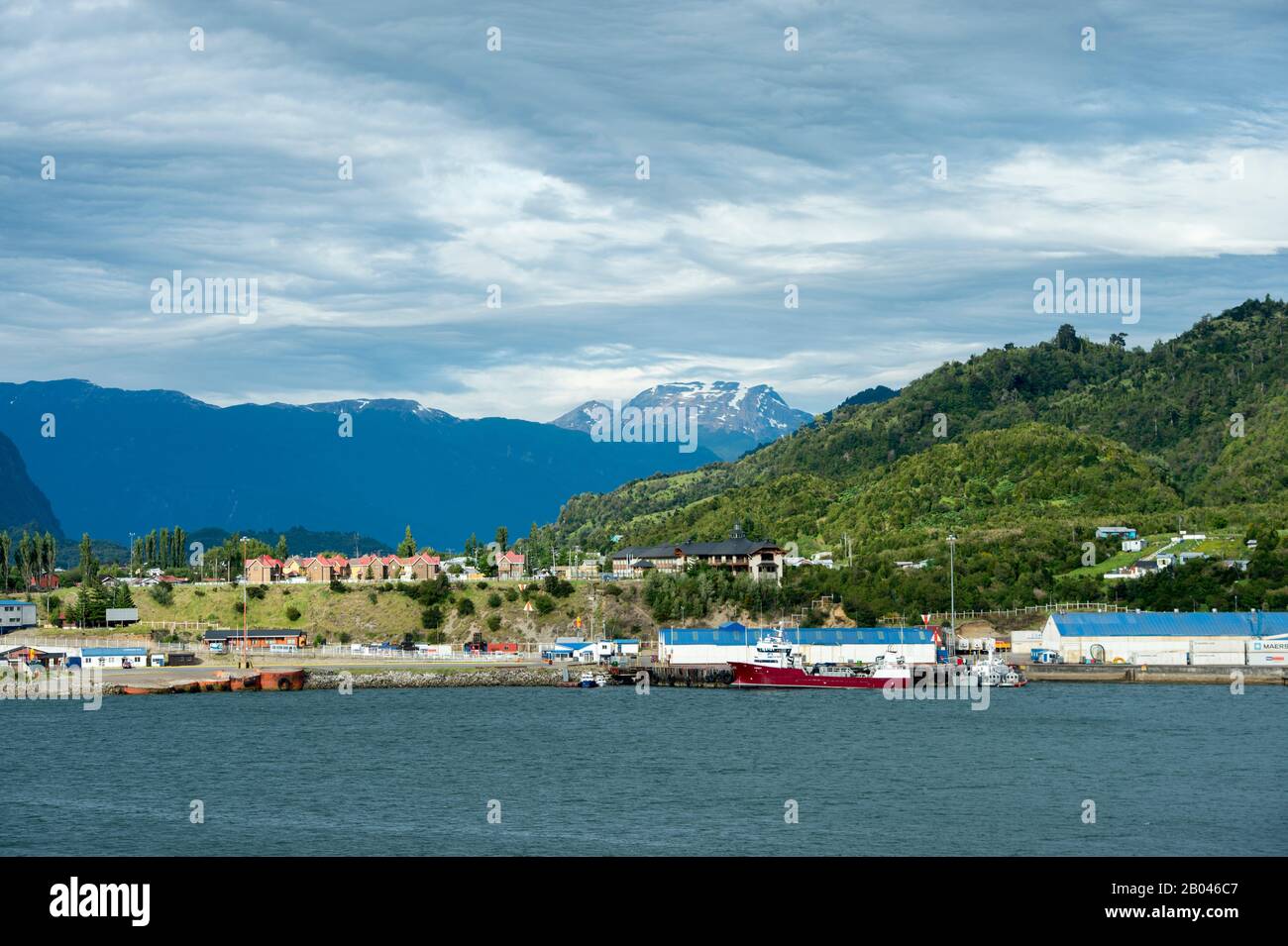 Blick auf Puerto Chacabuco in den chilenischen Fjords im Süden Chiles. Stockfoto