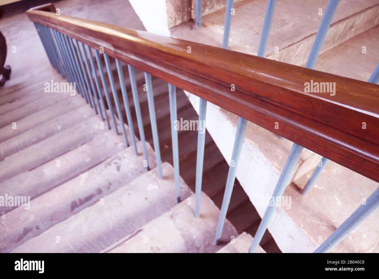 Rangpur, Bangladesch. Februar 2020. Treppenhaus mit Holzgeländer.Treppe in einem modernen Hochschulgebäude.Luxury, individuell angepasstes Zuhause. W Stockfoto