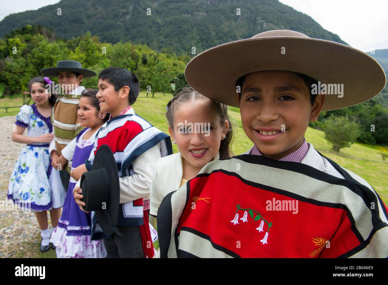 Lokale Kinder tanzen in traditionellen Kostümen in Puerto Chacabuco in den chilenischen Fjords im Süden Chiles. Stockfoto