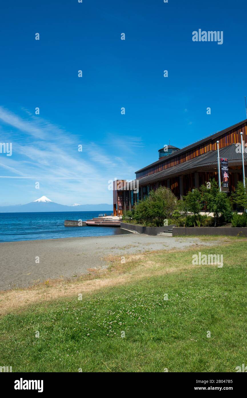 Das Theater del Lago (Theater der Seen) in Frutillar, einer Kleinstadt am Llanquihue-See im Lake District bei Puerto Montt, Chile mit Osorno Vo Stockfoto