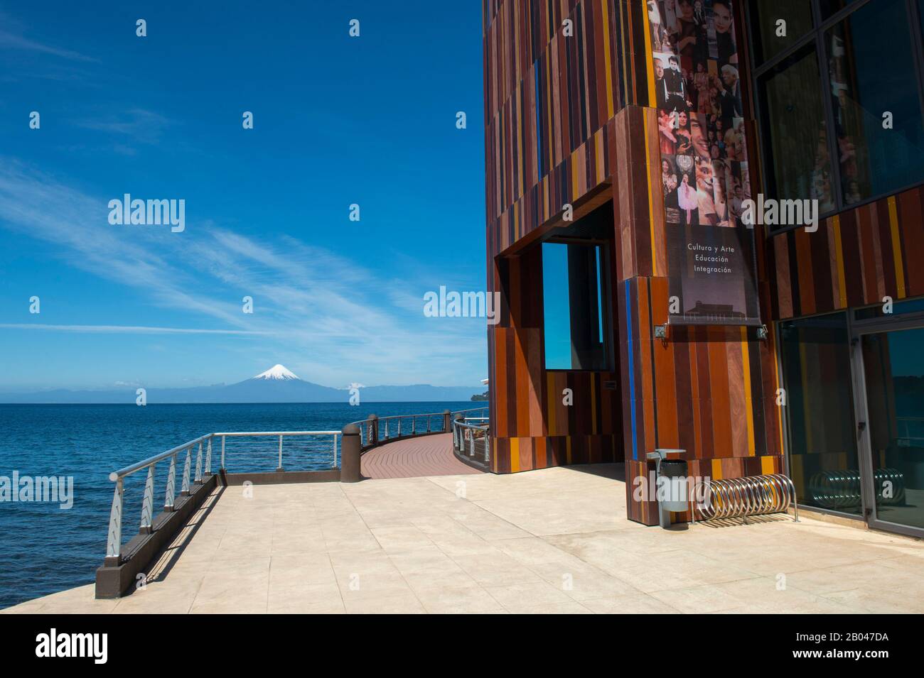 Das Theater del Lago (Theater der Seen) in Frutillar, einer Kleinstadt am Llanquihue-See im Lake District bei Puerto Montt, Chile mit Osorno Vo Stockfoto