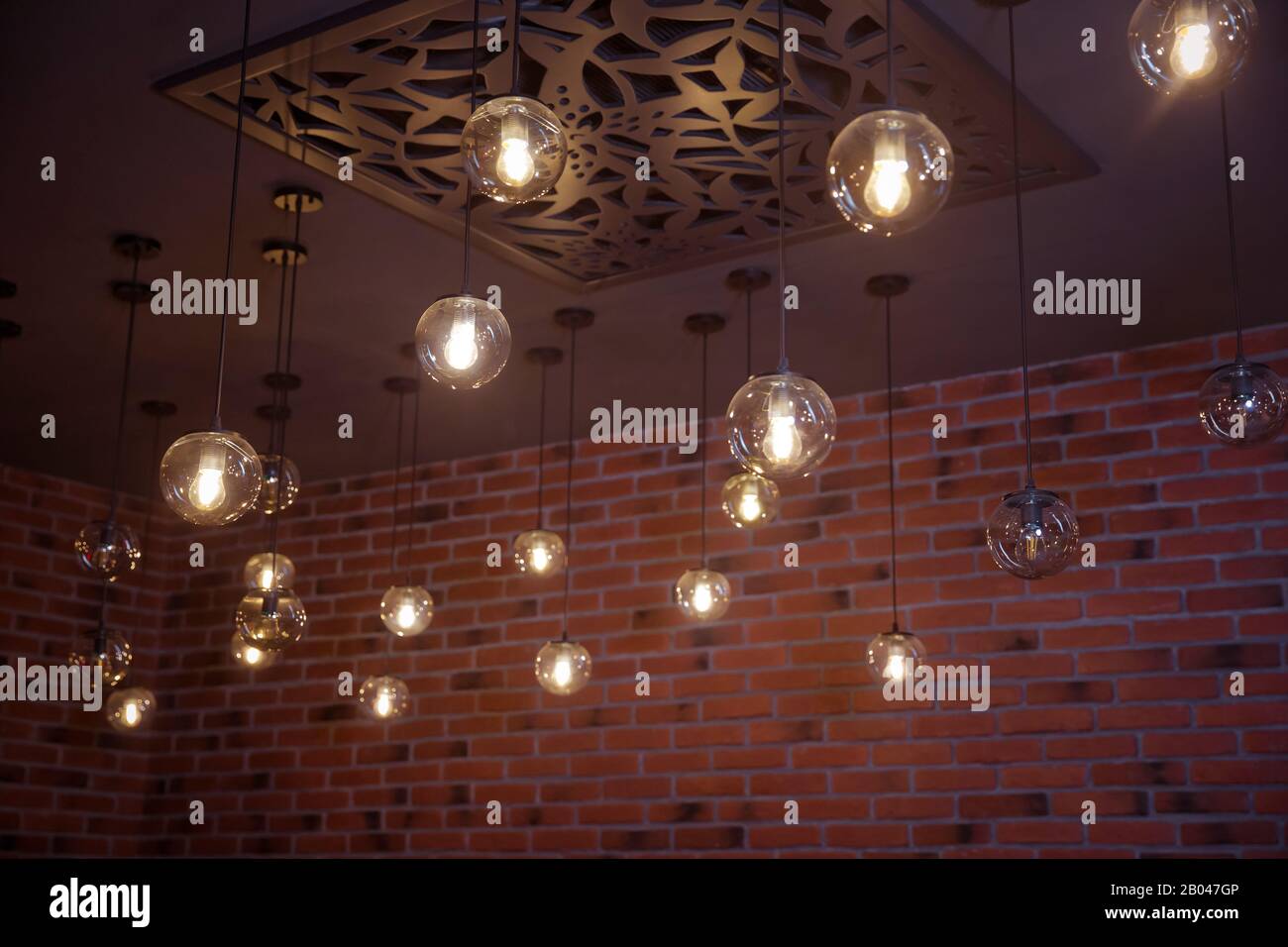 Schön retro Luxus Lampe Einrichtung glühende. Klassische verschiedene retro Glühlampen auf Mauer Hintergrund in der Nacht hängen. Dekorative Stockfoto