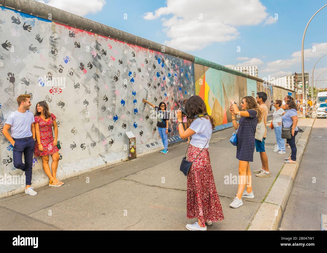 Besucher in der Ostseitengalerie, junge Paare posieren Stockfoto