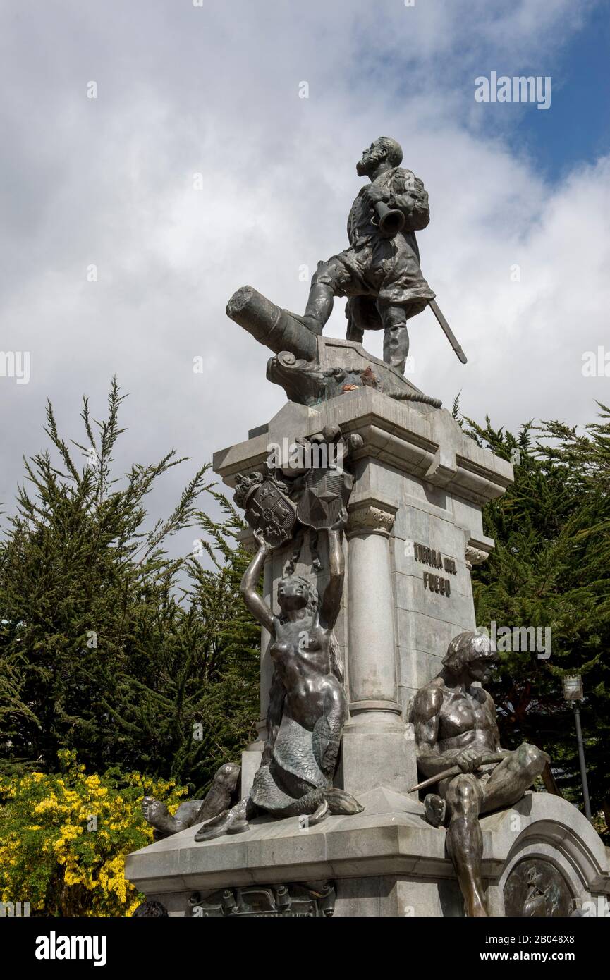 Das Denkmal für Ferdinand Magellan auf der Plaza de Armas in Punta