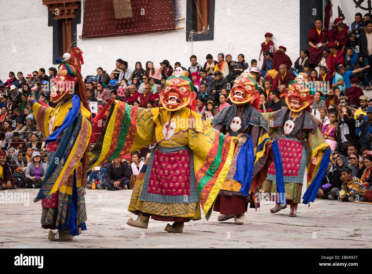 Buddhistische Mönch, die Cham oder maskierte Tänze auf dem Hemis Tse-chu Festival vorführen, das im Hemis Kloster in Ladakh, Nordindien, stattfindet Stockfoto