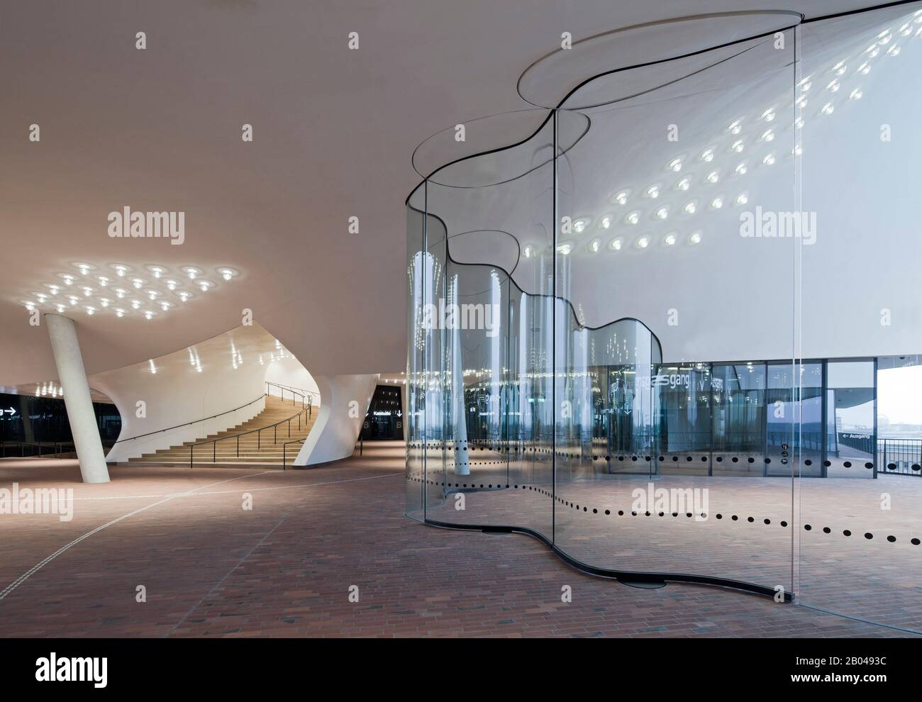 Hamburg, Elbphilharmonie, Entwurf Herzog & de Meuron, erbaut 2007-2016, Plaza, wellenförmige Glaswand und Aufbau zum großen Saal Stockfoto