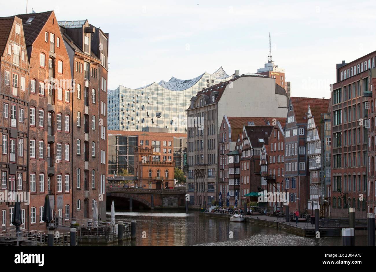 Hamburg, Elbphilharmonie, Entwurf Herzog & de Meuron, erbaut 2007-2016, Blick über den Nicolaifleet nach Süden Stockfoto