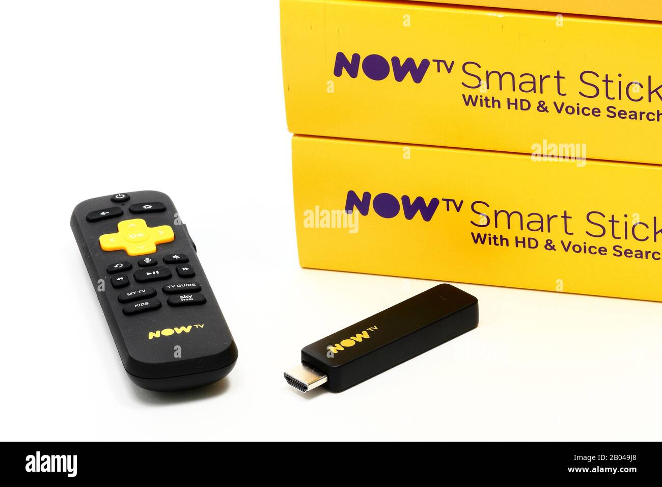 Jetzt wird der streaming-stick für fernsehen auf Abruf verwendet, um Inhalte von Sky-TV anzusehen Stockfoto Jetzt wird der streaming-stick für fernsehen auf Abruf verwendet, um Inhalte von Sky-TV anzusehen Stockfoto