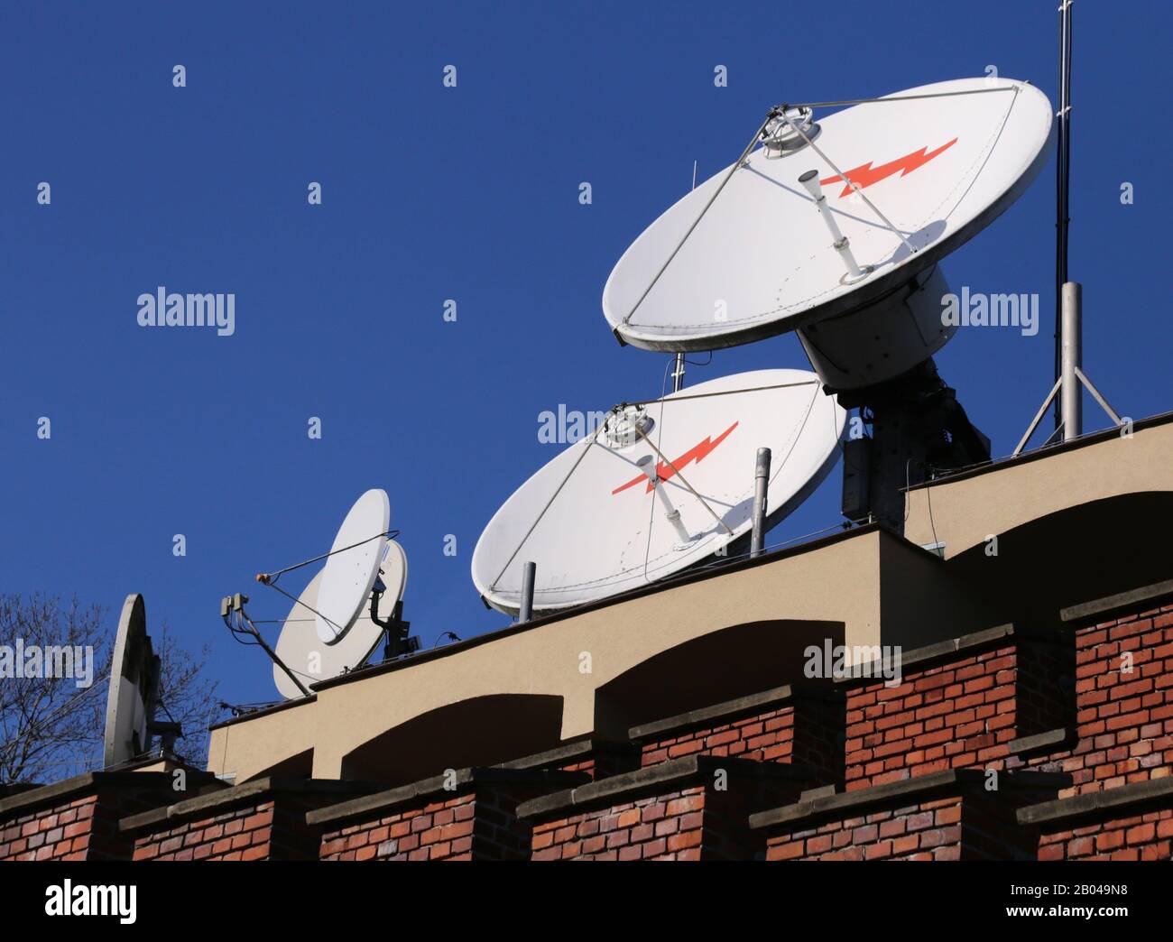 Krakauer. Krakow. Polen. Satellitenfunkantenne auf dem Dach gegen den blauen Himmel. Stockfoto