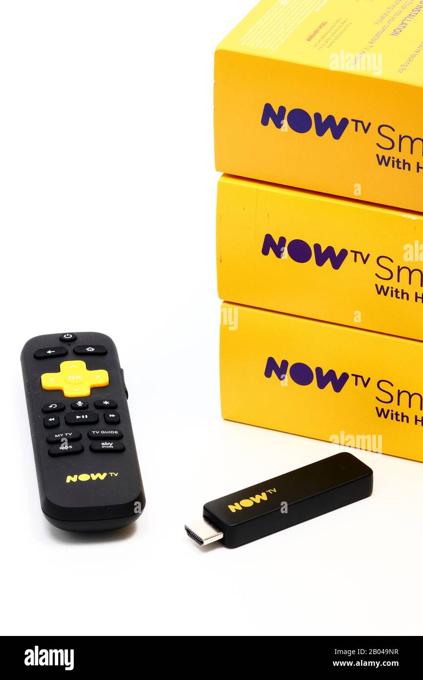 Jetzt wird der streaming-stick für fernsehen auf Abruf verwendet, um Inhalte von Sky-TV anzusehen Stockfoto Jetzt wird der streaming-stick für fernsehen auf Abruf verwendet, um Inhalte von Sky-TV anzusehen Stockfoto