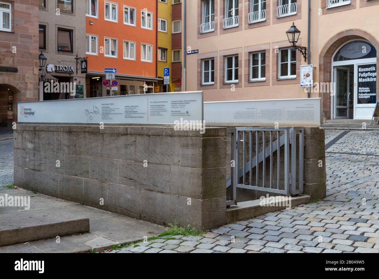 Eintritt in den Kunstbunker des zweiten Weltkriegs (Felsengaenge) am Albrecht-Dürer-Platz, Nürnberg, Bayern, Deutschland. Stockfoto