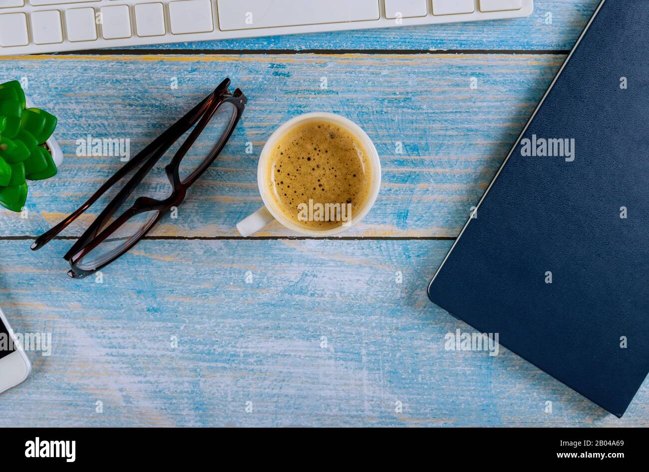 Office still Life bietet Bildungsunternehmen mit Notizblock und Kaffee auf Computertastaturbrillen Stockfoto