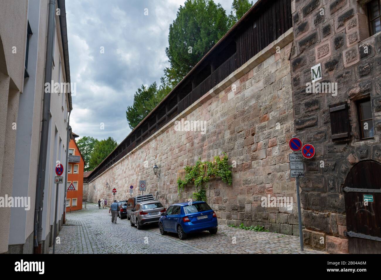 Blick auf die Straßenhöhe der Innenstadtmauern von Nürnberg, Bayern, Deutschland. Stockfoto