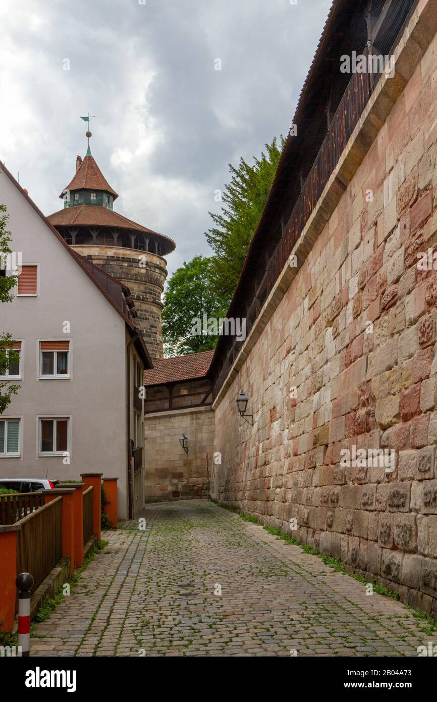 Blick auf die Straße Richtung Neutorturm im Inneren der Stadtmauern von Nürnberg, Bayern, Deutschland. Stockfoto