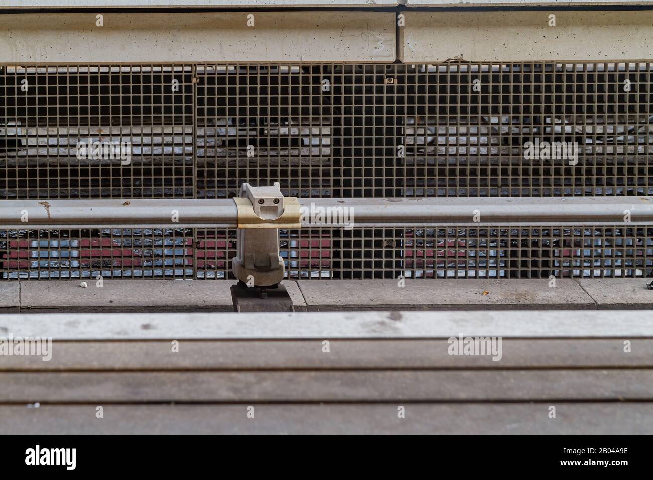 Nahaufnahme eines lustigen Gesichtsformobjekts auf der Bahn in London, Großbritannien Stockfoto
