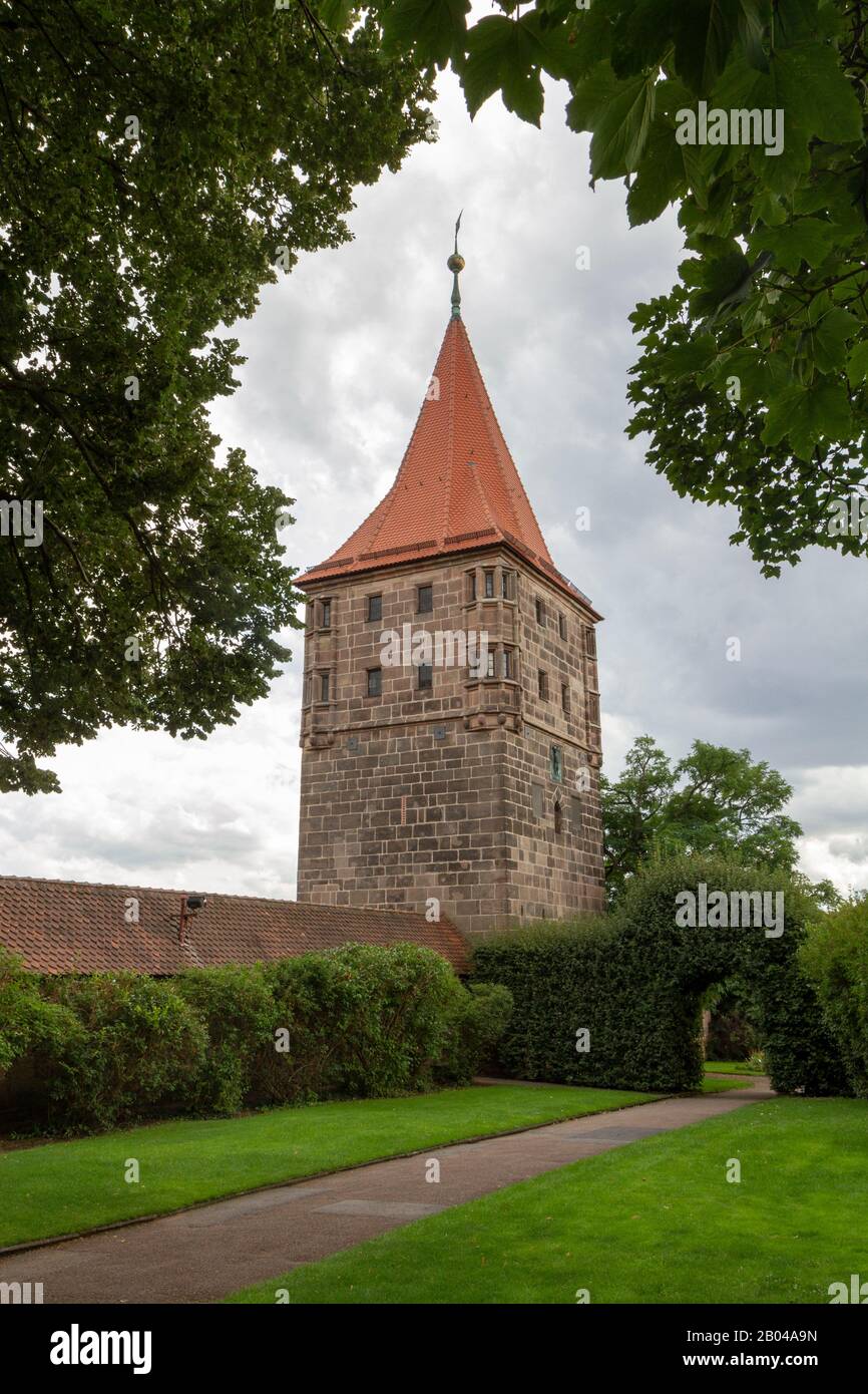 Vom Burggarten in Nürnberg, Bayern, Deutschland, aus gesehen der Tiergärtnertorturm. Stockfoto