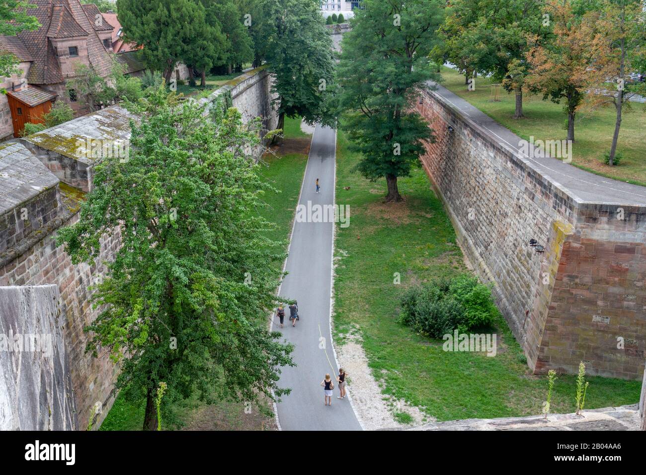 Blick vom südlichen Schlossgarten entlang der Stadtmauern (links) von Nürnberg, Bayern, Deutschland. Stockfoto