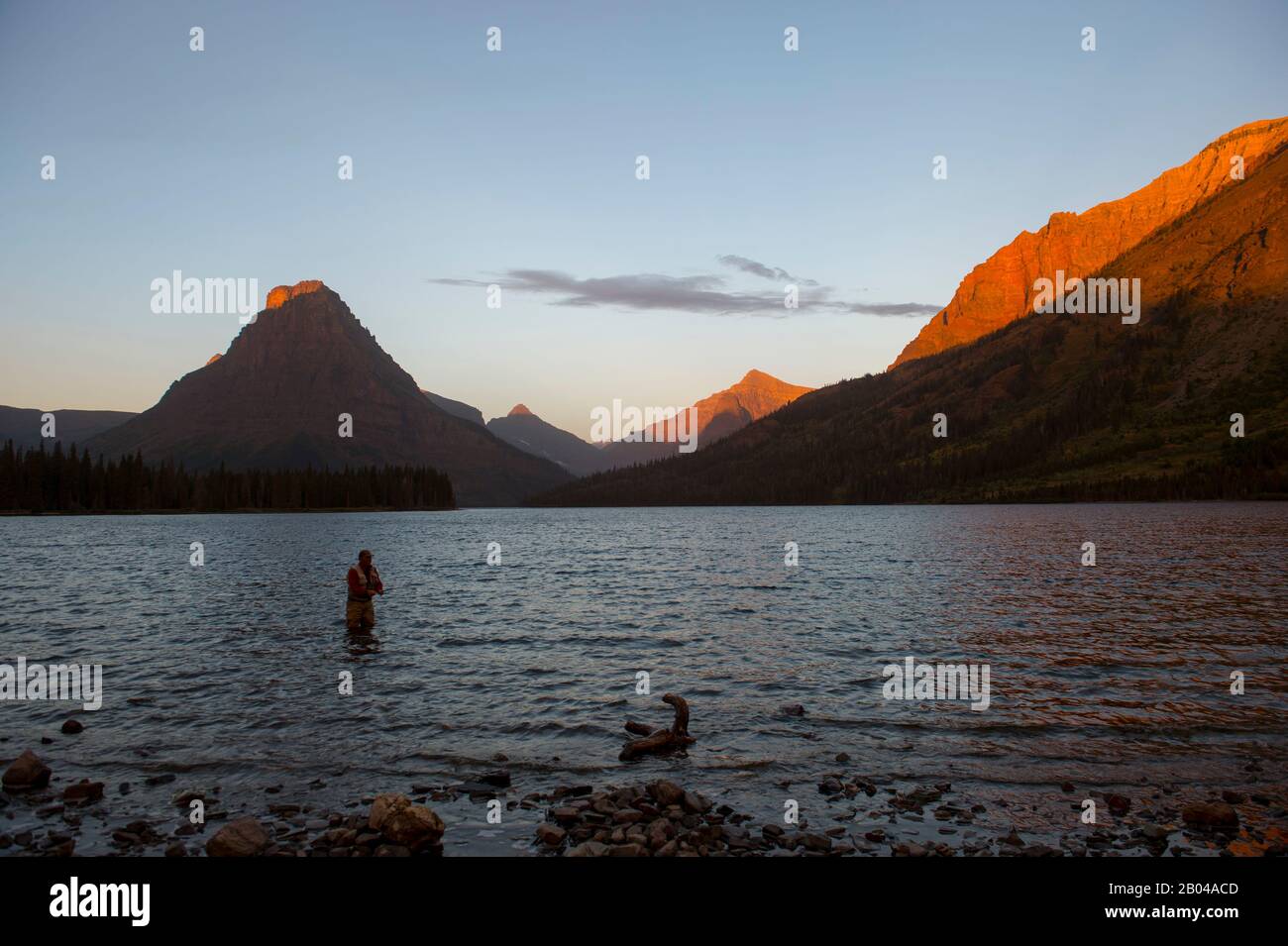 Fliegen Sie am frühen Morgen am Two Medicine Lake am östlichen Rand des Glacier National Park, Montana, Vereinigte Staaten. Stockfoto