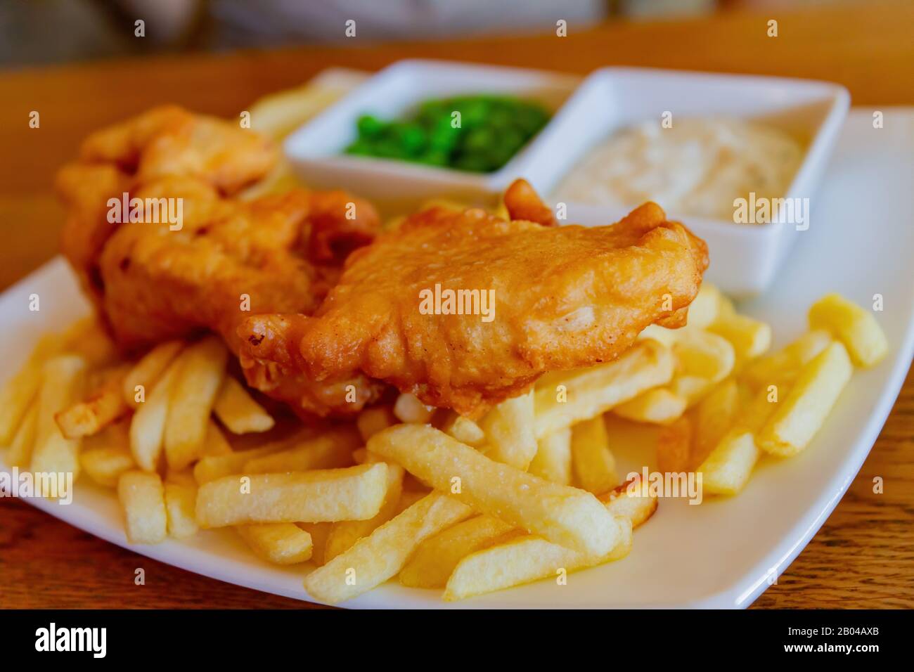 Nahaufnahme eines Tellers traditioneller Fische und Pommes, gegessen in London, Großbritannien Stockfoto