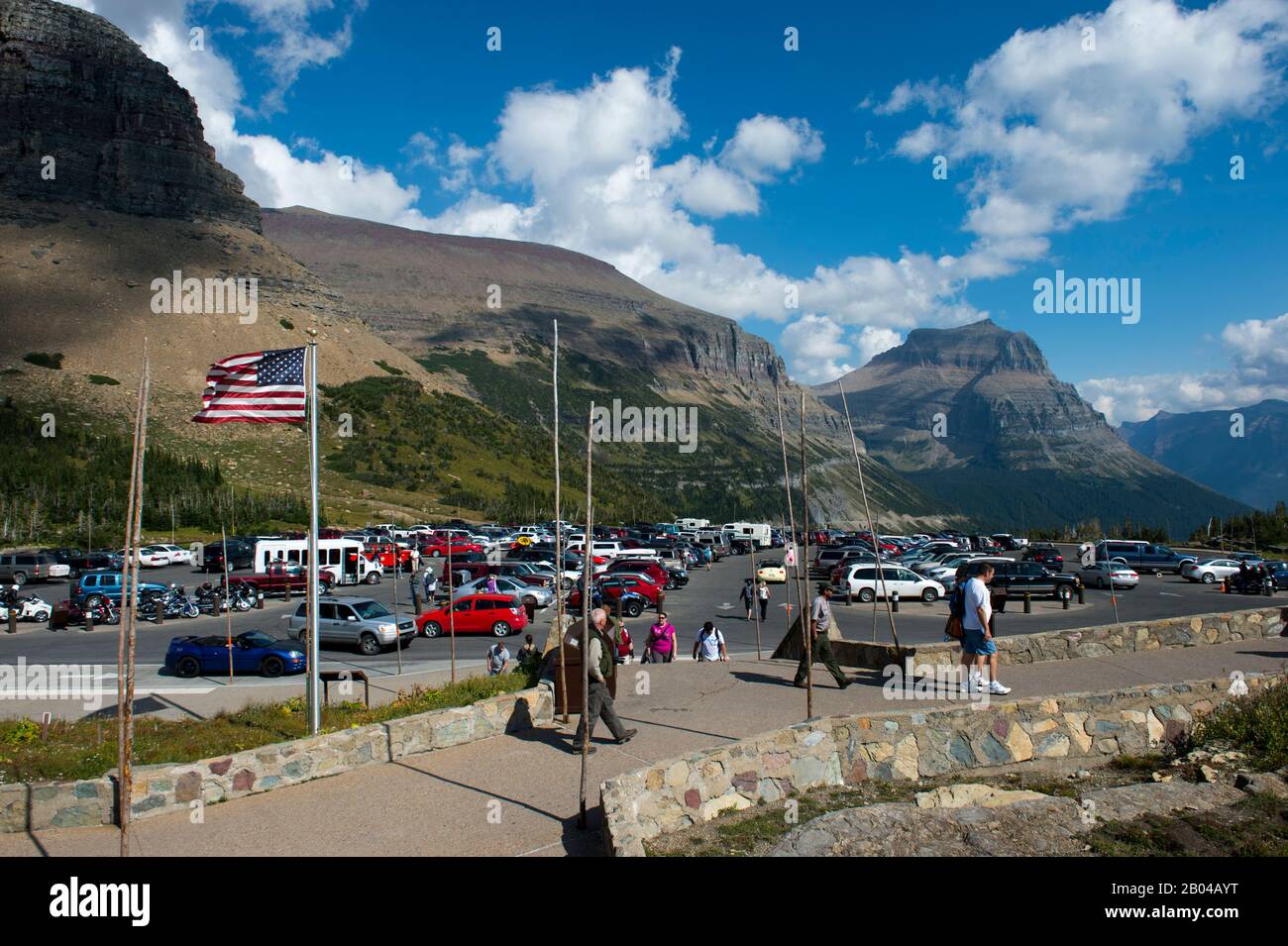 Blick Auf Den Parkplatz Am Besucherzentrum Am Logan Pass Im Glacier National Park Montana Vereinigte Staaten Stockfotografie Alamy