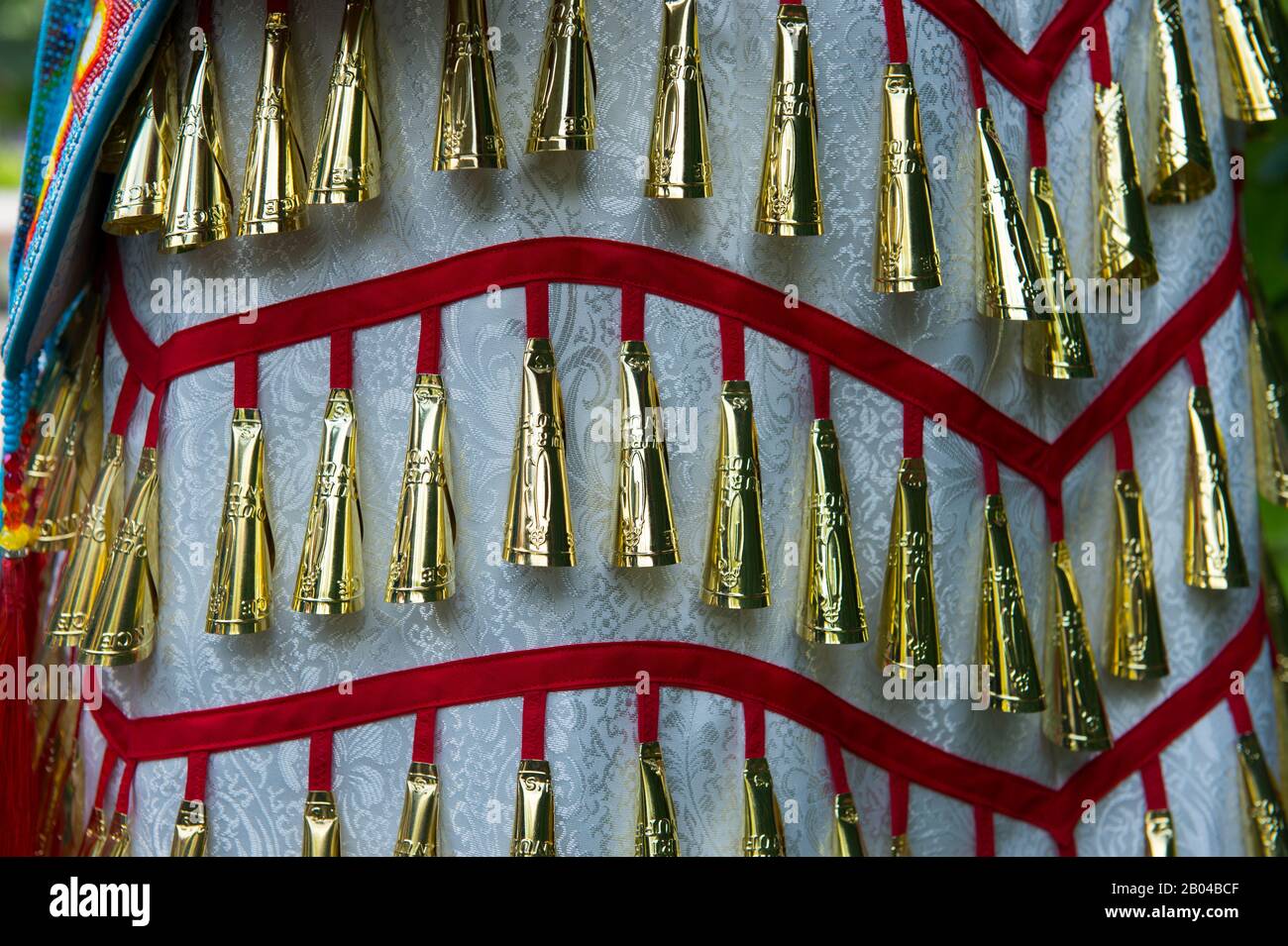 Detail der metallenen Konusdekorationen einer jungen salischen Frau (Modellversion 20140213) in einem Jingle Kleid in Averill's Flathead Lake Lodge, einer dude Ranch nea Stockfoto