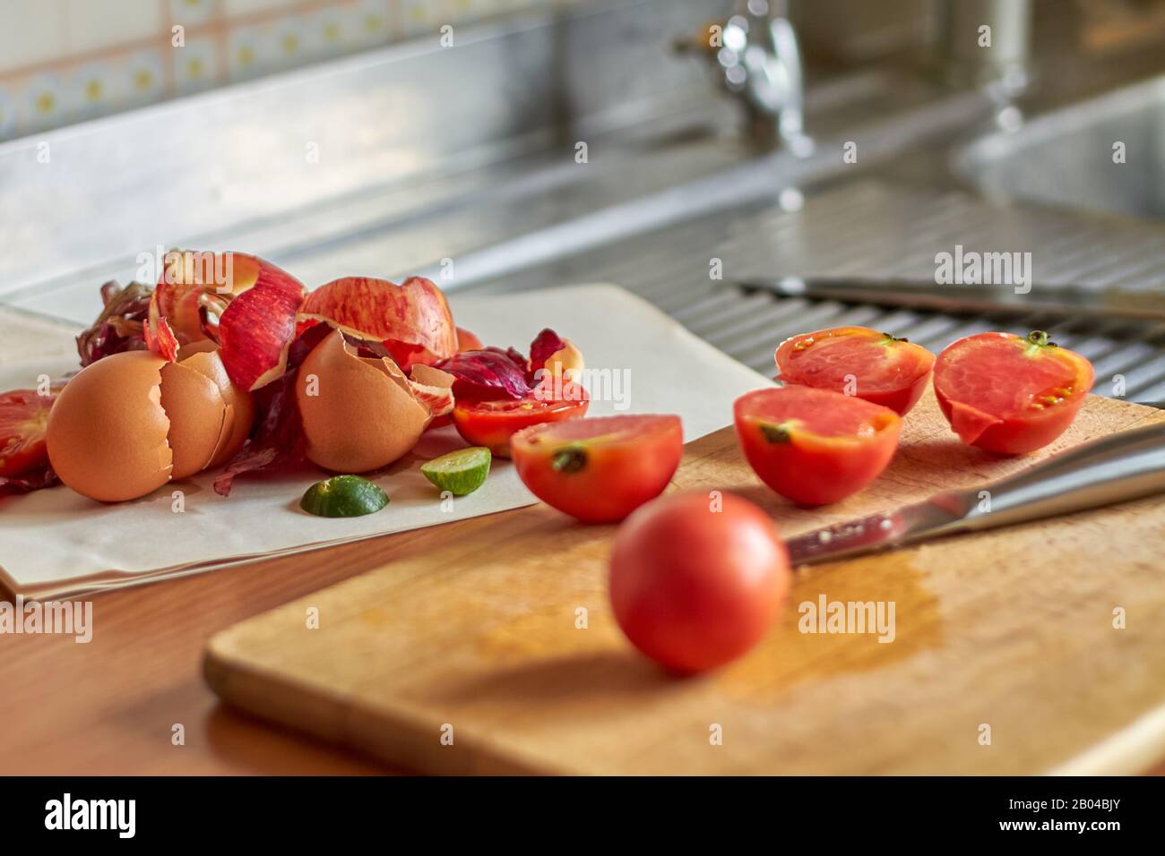 Lebensmittelabfälle und -Reste bei der Zubereitung von Speisen in der Küche. Stockfoto