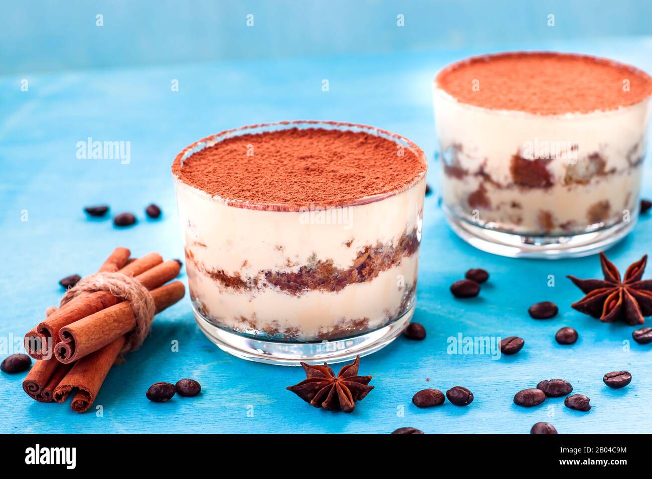 Glas mit cremiger Tiramisu und Lady Finger gefüllt Stockfoto