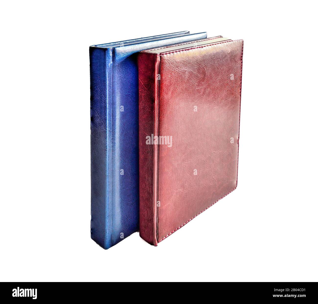 Aufrechte zwei rote und blaue Hardcover-Tagebücher aus Leder, isoliert auf weißem Hintergrund. Büro-Briefpapier - Tagesplaner für Planzeitplan, Termin, Stockfoto
