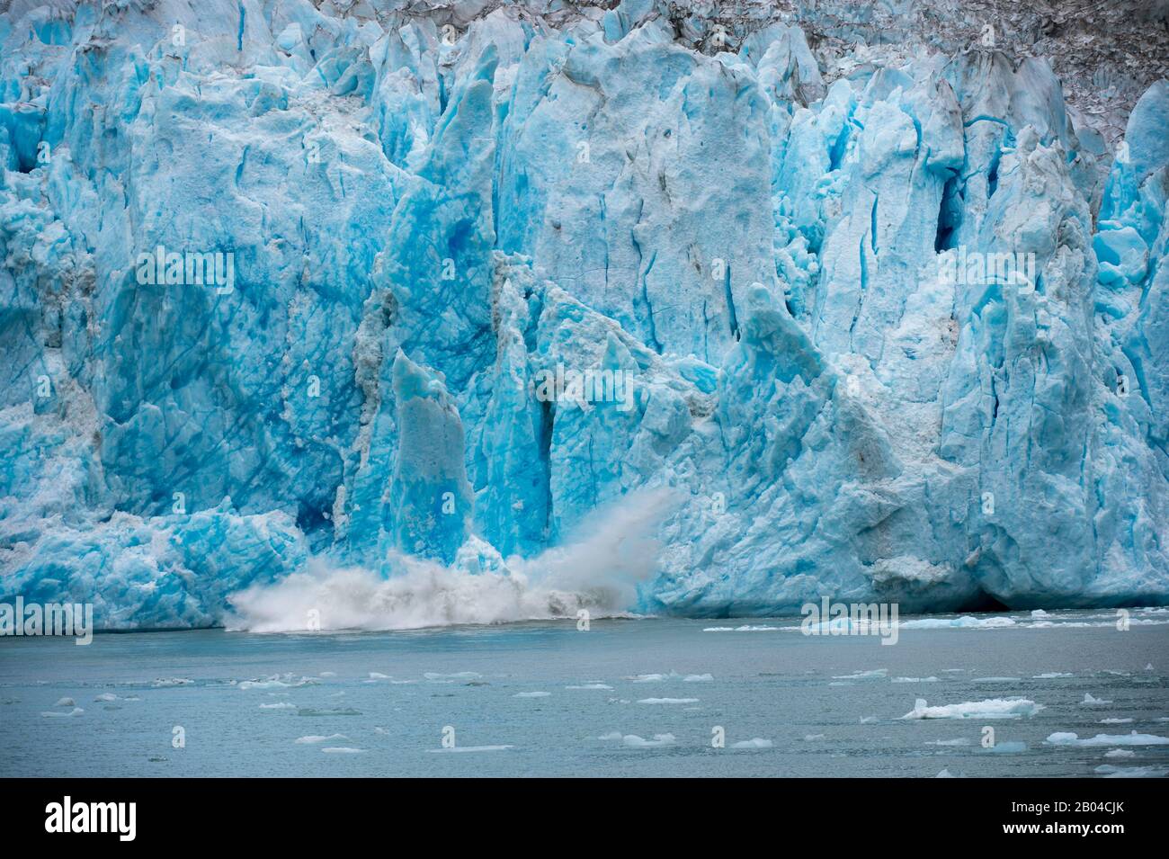 Blick auf die Kalbung des Dawes-Gletschers (Kalbsequenz mit mehreren Fotos), einen Gezeitengletscher im Endicott Arm, Tongass National Forest, Südost-Alaska, Stockfoto