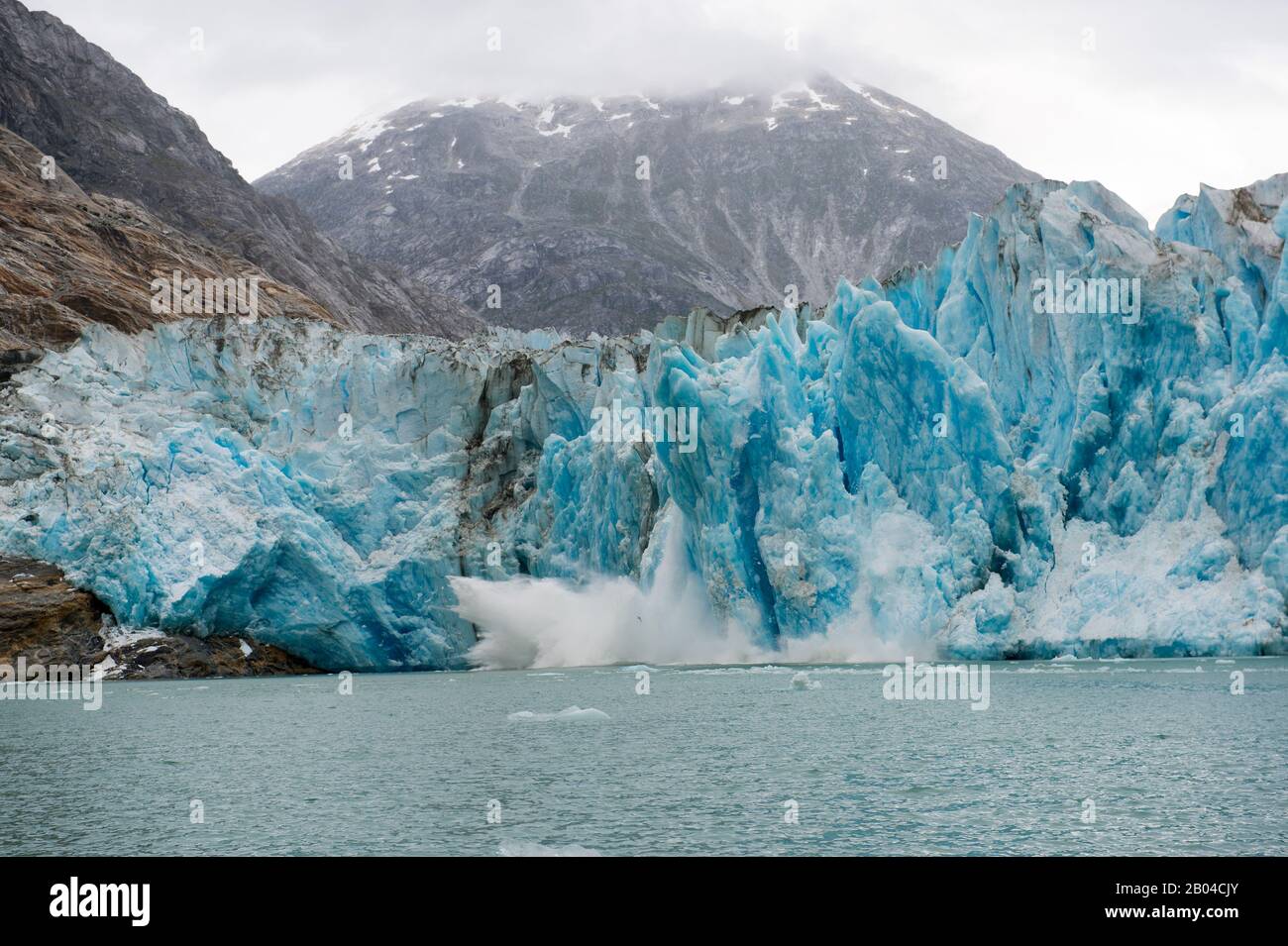 Blick auf die Kalbung des Dawes-Gletschers (Kalbsequenz mit 44 Fotos), einen Gezeitengletscher in Endicott Arm, Tongass National Forest, Südost-Alaska, USA. Stockfoto