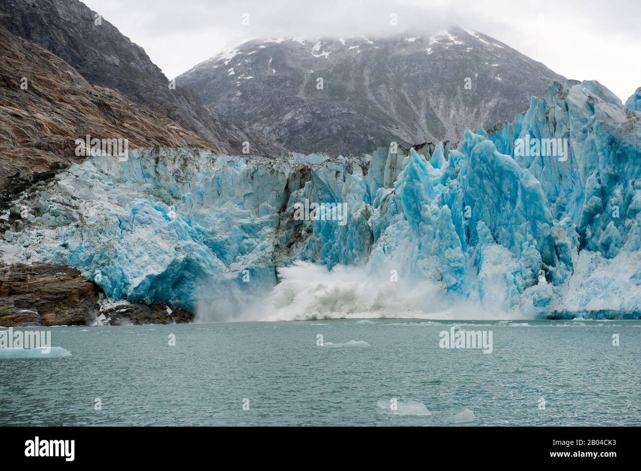 Blick auf die Kalbung des Dawes-Gletschers (Kalbsequenz mit 44 Fotos), einen Gezeitengletscher in Endicott Arm, Tongass National Forest, Südost-Alaska, USA. Stockfoto