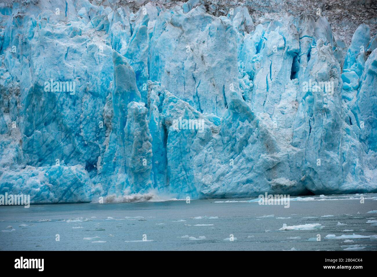 Blick auf die Kalbung des Dawes-Gletschers (Kalbsequenz mit mehreren Fotos), einen Gezeitengletscher im Endicott Arm, Tongass National Forest, Südost-Alaska, Stockfoto