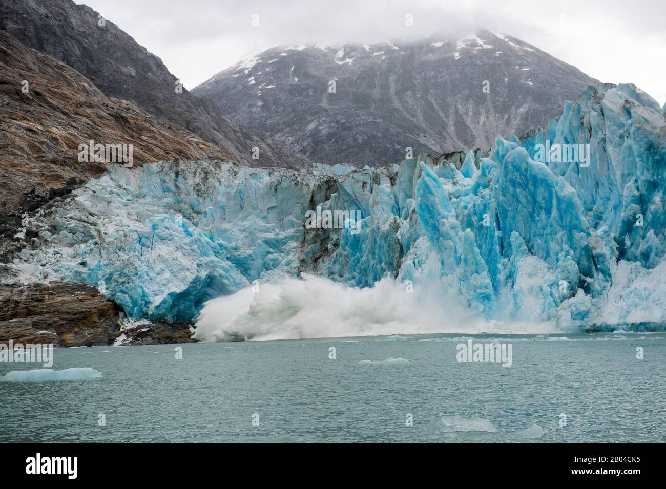 Blick auf die Kalbung des Dawes-Gletschers (Kalbsequenz mit 44 Fotos), einen Gezeitengletscher in Endicott Arm, Tongass National Forest, Südost-Alaska, USA. Stockfoto