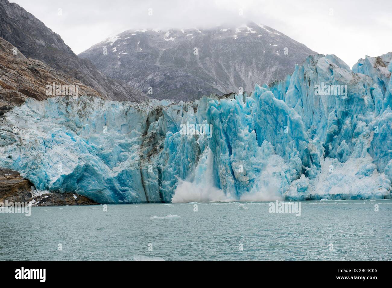 Blick auf die Kalbung des Dawes-Gletschers (Kalbsequenz mit 44 Fotos), einen Gezeitengletscher in Endicott Arm, Tongass National Forest, Südost-Alaska, USA. Stockfoto