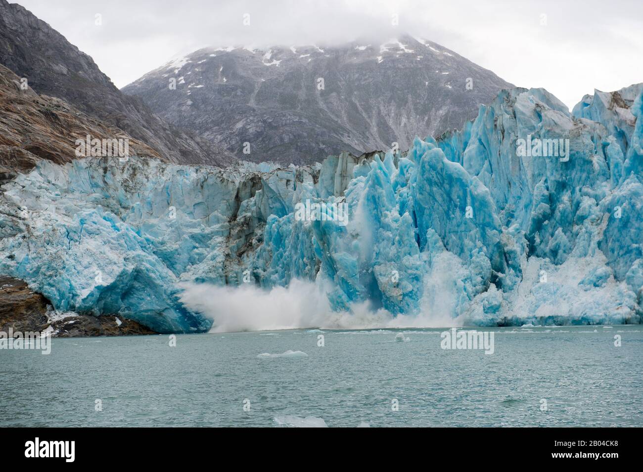 Blick auf die Kalbung des Dawes-Gletschers (Kalbsequenz mit 44 Fotos), einen Gezeitengletscher in Endicott Arm, Tongass National Forest, Südost-Alaska, USA. Stockfoto