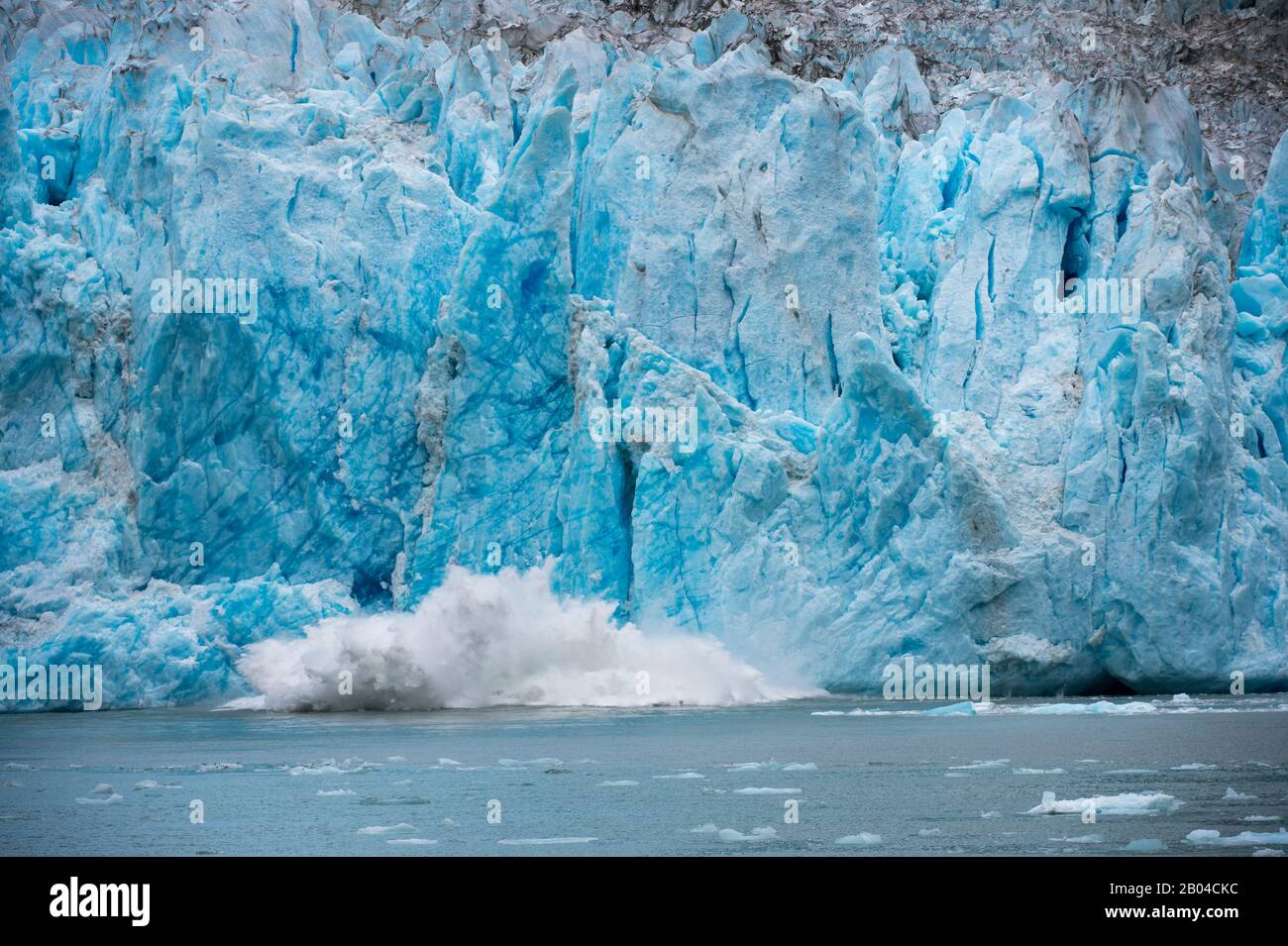 Blick auf die Kalbung des Dawes-Gletschers (Kalbsequenz mit mehreren Fotos), einen Gezeitengletscher im Endicott Arm, Tongass National Forest, Südost-Alaska, Stockfoto