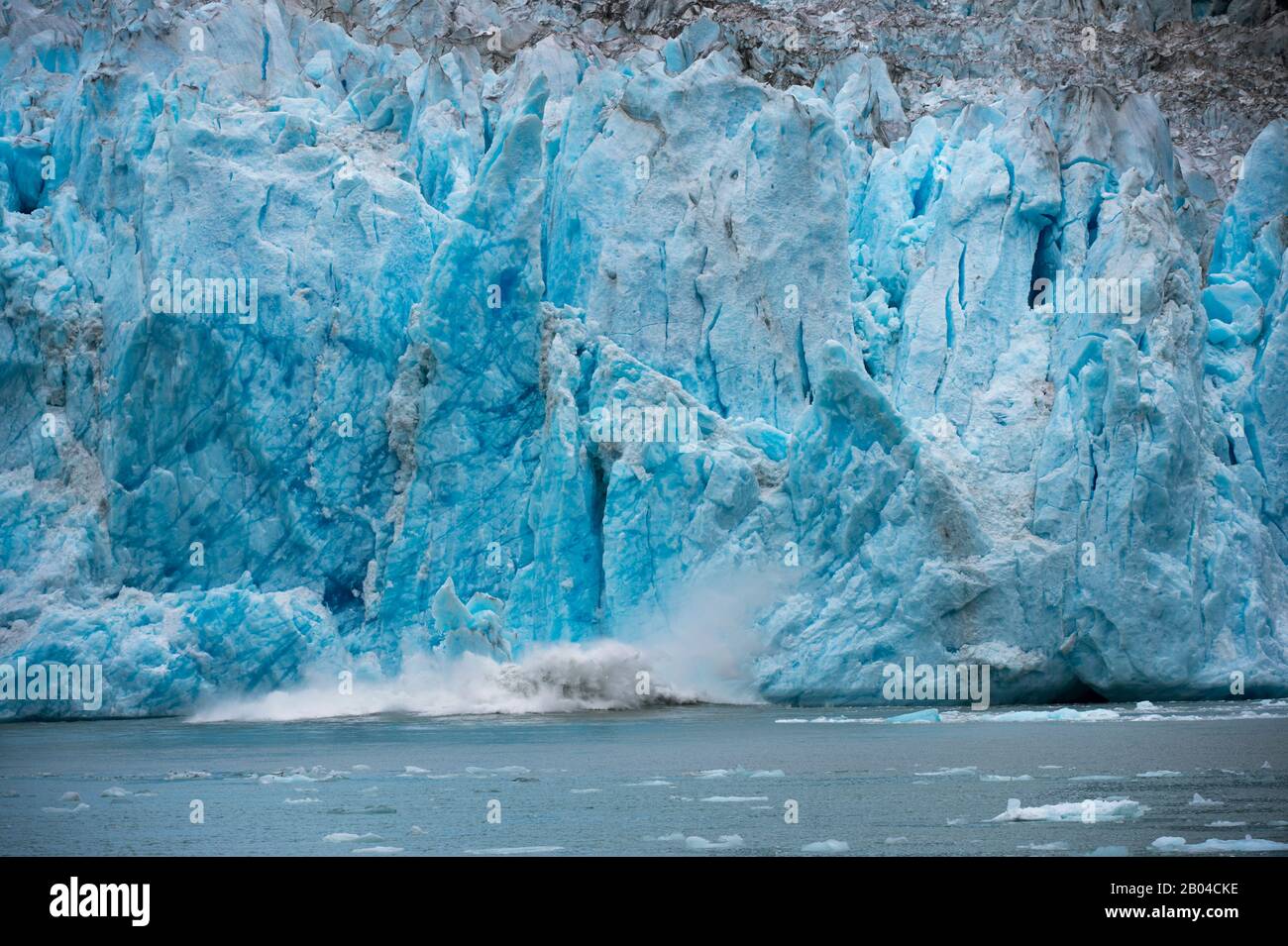 Blick auf die Kalbung des Dawes-Gletschers (Kalbsequenz mit mehreren Fotos), einen Gezeitengletscher im Endicott Arm, Tongass National Forest, Südost-Alaska, Stockfoto