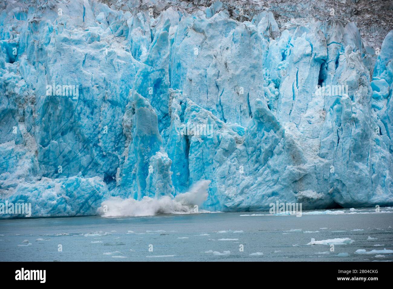 Blick auf die Kalbung des Dawes-Gletschers (Kalbsequenz mit mehreren Fotos), einen Gezeitengletscher im Endicott Arm, Tongass National Forest, Südost-Alaska, Stockfoto