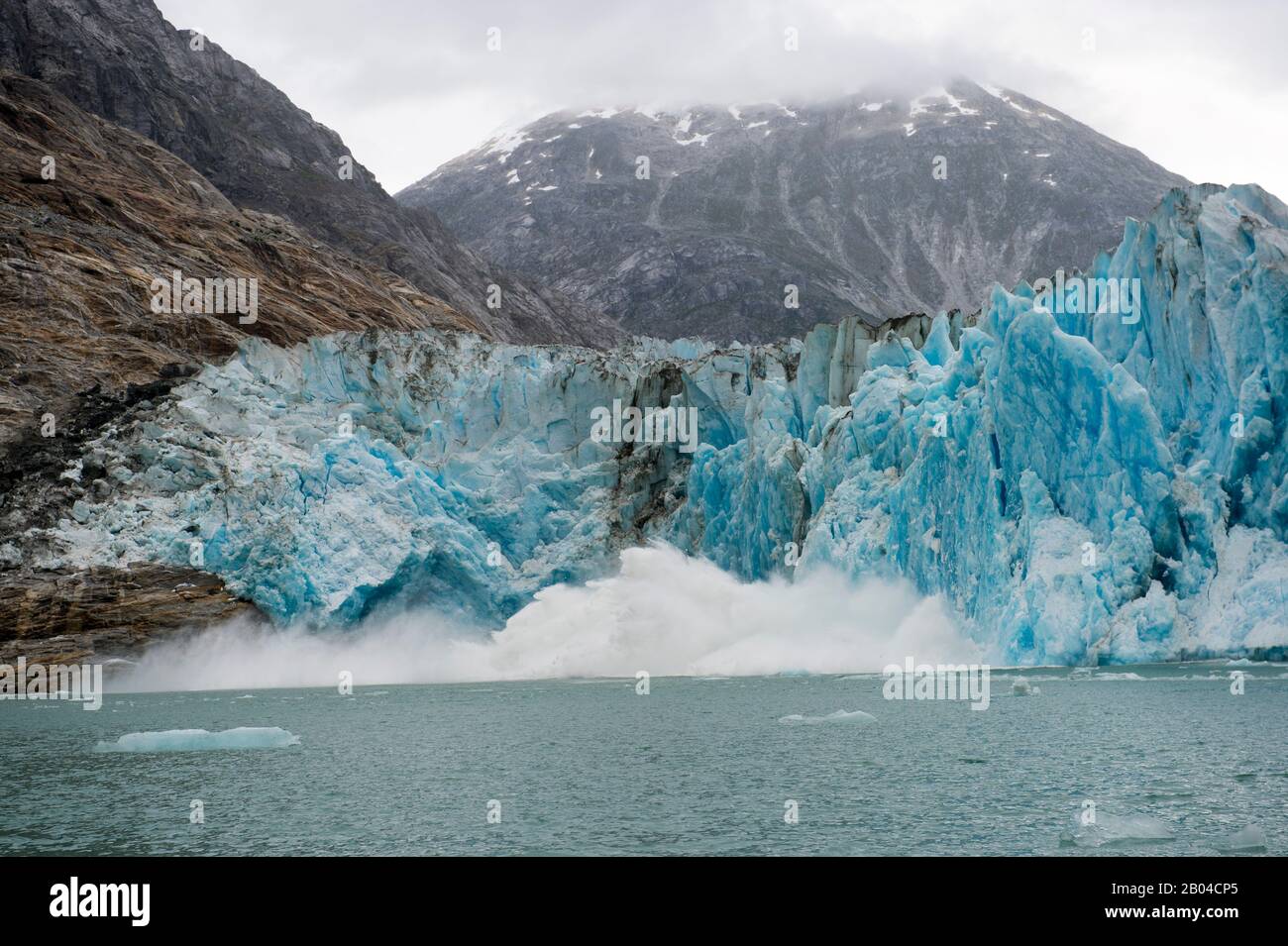 Blick auf die Kalbung des Dawes-Gletschers (Kalbsequenz mit 44 Fotos), einen Gezeitengletscher in Endicott Arm, Tongass National Forest, Südost-Alaska, USA. Stockfoto