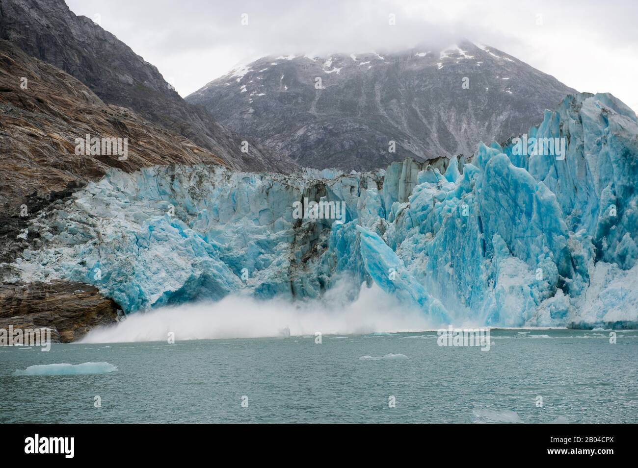 Blick auf die Kalbung des Dawes-Gletschers (Kalbsequenz mit 44 Fotos), einen Gezeitengletscher in Endicott Arm, Tongass National Forest, Südost-Alaska, USA. Stockfoto