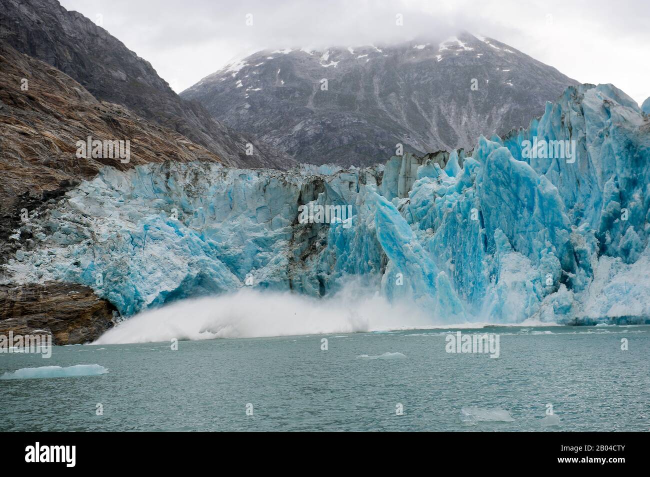 Blick auf die Kalbung des Dawes-Gletschers (Kalbsequenz mit 44 Fotos), einen Gezeitengletscher in Endicott Arm, Tongass National Forest, Südost-Alaska, USA. Stockfoto