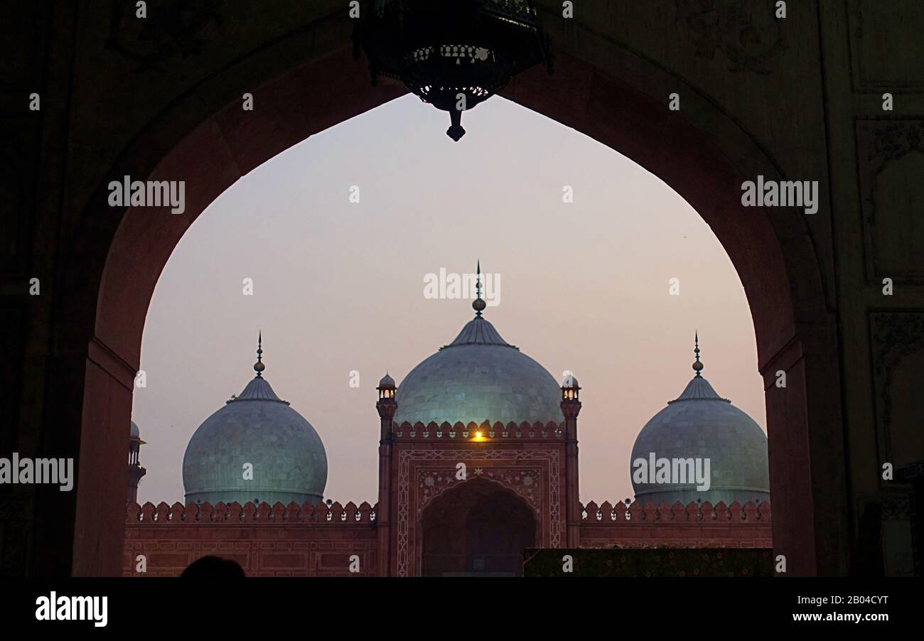 Kuppeln der Badshahi Moschee in einem klaren Abend, Lahore Pakistan 2019 Stockfoto