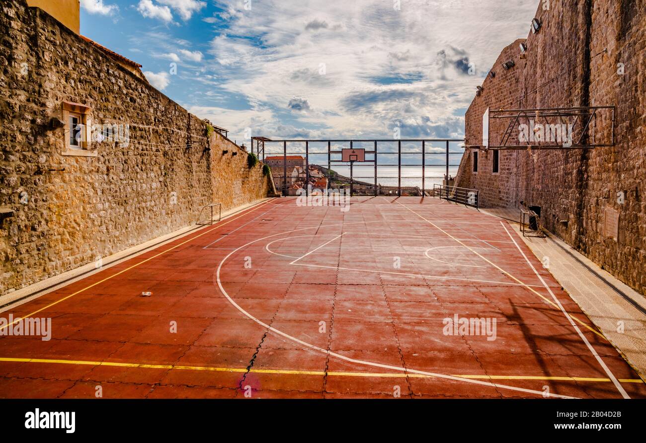 Redundanter Basketballplatz in der Altstadt - Dubrovnik, Kroatien Stockfoto