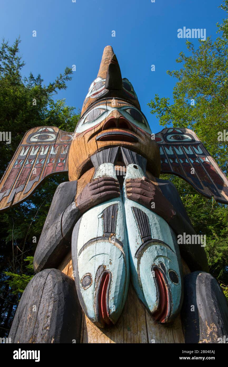 Tlingit Totempfahl (#12 Tlingit Kadjuk Bird Pole) im Totem Bight State Historical Park in Ketchikan, Südost-Alaska, USA. Stockfoto