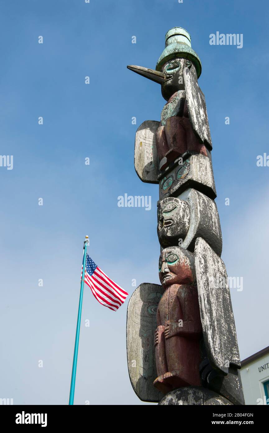 Tlingit Totempfahl vor der Post in der Stadt Wrangell auf Wrangell Island, Tongass National Forest, Südost-Alaska, USA. Stockfoto