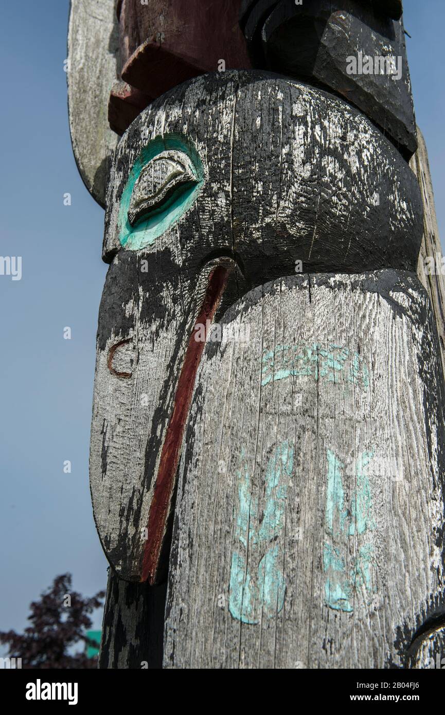 Detail des Raben auf einem Totempfahl von Tlingit vor der Post in der Stadt Wrangell auf der Insel Wrangell, Tongass National Forest, Südost-Alaska, USA. Stockfoto