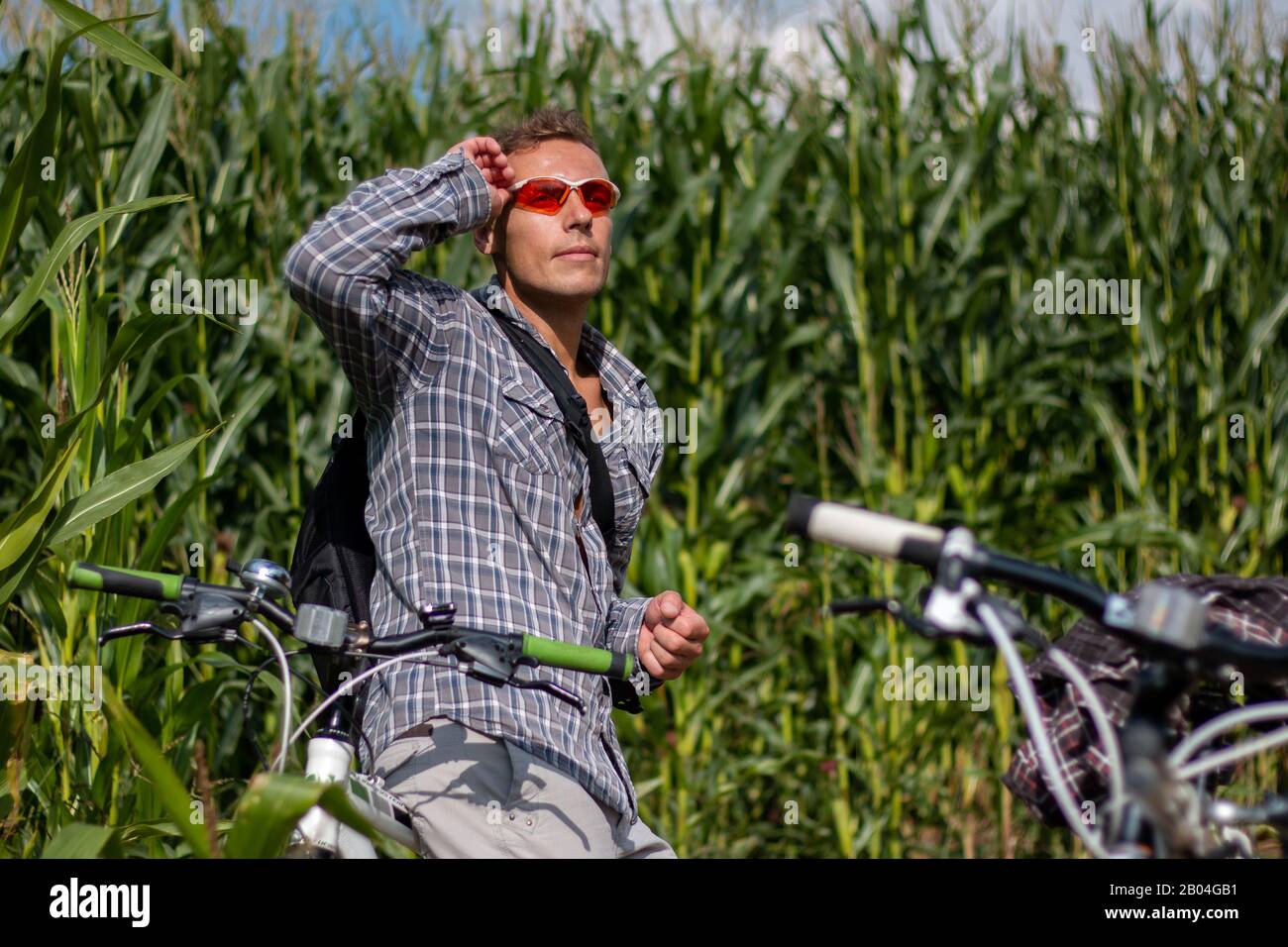 Ein Mann sieht in die Seite, auf ein Fahrrad getaucht Stockfoto
