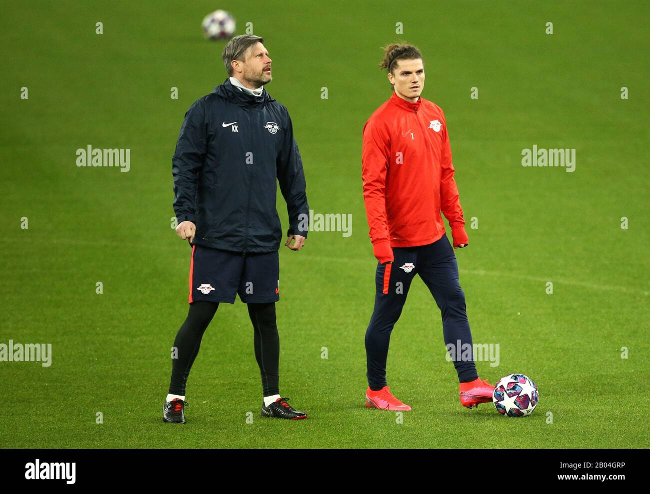RB-Leipziger Trainer Kai Kraft (links) und Marcel Sabitzer während des Trainings im Tottenham Hotspur Stadium, London. Stockfoto