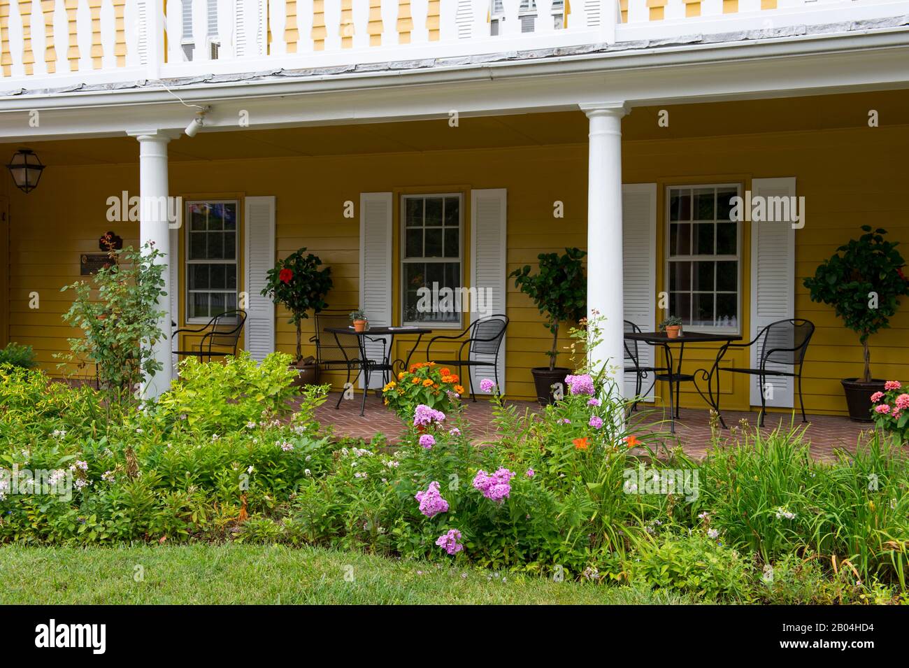 Blick auf den Garten und die Veranda des Robert Morris Inn in Oxford, Maryland, USA. Stockfoto