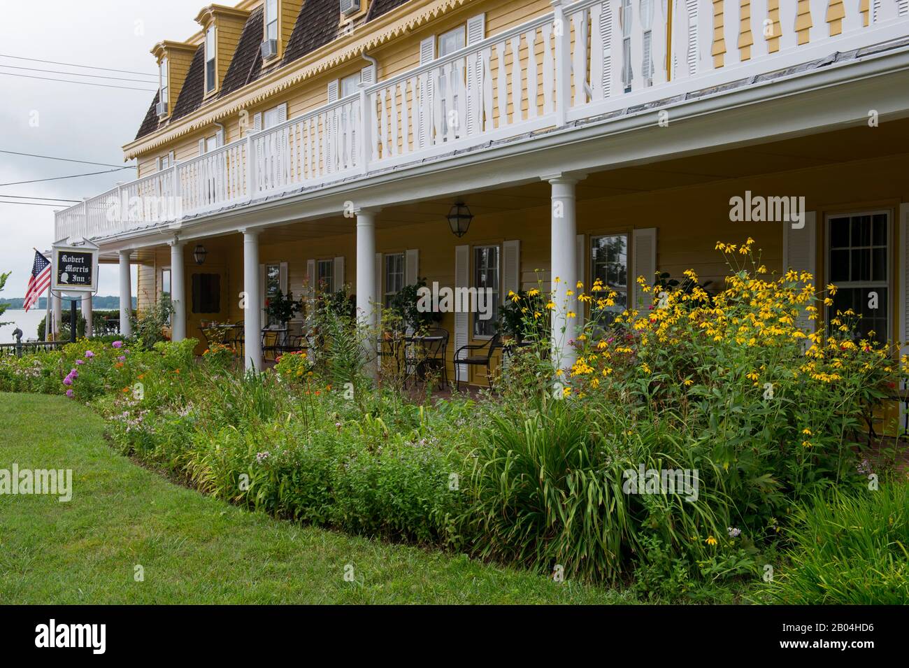 Blick auf den Garten und die Veranda des Robert Morris Inn in Oxford, Maryland, USA. Stockfoto